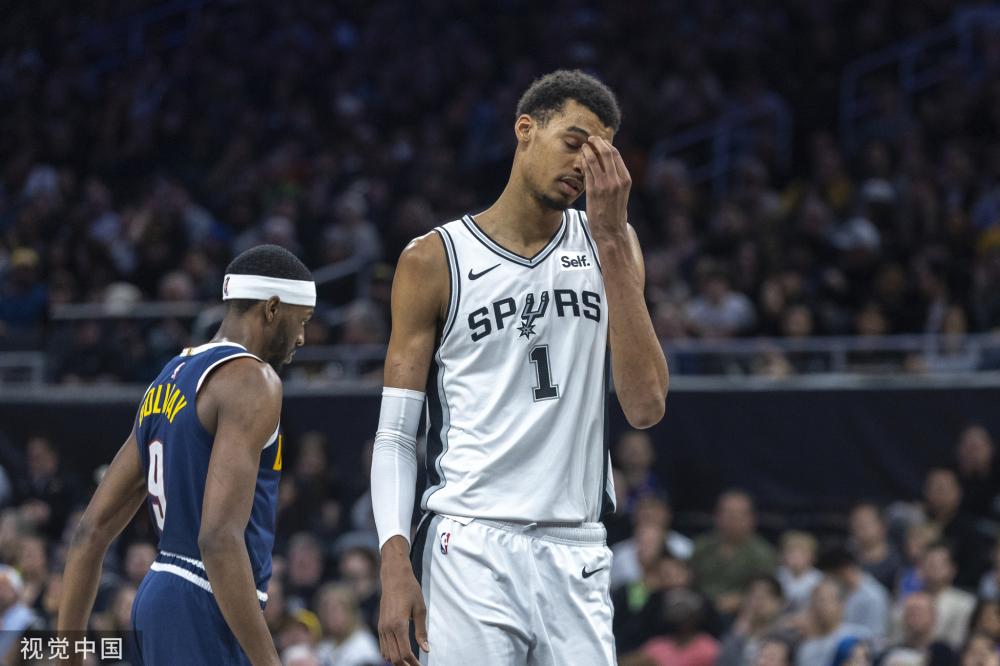 以压倒性的 以压倒性的